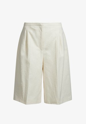 Witte gebreide shorts met een geplooide voorkant, voorzien van zijzakken en een recht gesneden silhouet. Gemaakt van een grove, geweven stof.