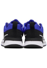 Baskets de sport noires et bleues avec un dessus texturé, semelles en caoutchouc et accents blancs contrastants. Présentent un talon rembourré pour le confort.