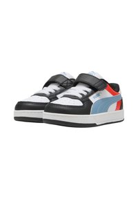 Sneakers in bianco e nero con linguetta imbottita, dotati di una striscia blu PUMA e accenti rossi, fissati con bande Velcro.