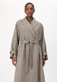 Tommy Hilfiger WOOL HERRINGBONE BELTED - Klasický kabát - taupe