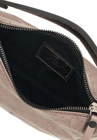 Borsa in pelle bronzo metallico con esterno liscio, chiusura con zip e interno in tessuto nero. Include un piccolo etichetta interna.