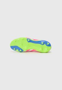 Bota de fútbol con un upper de color rosa brillante, suela texturizada verde y acentos azules. Presenta tacos moldeados para tracción y la marca "PREDATOR".