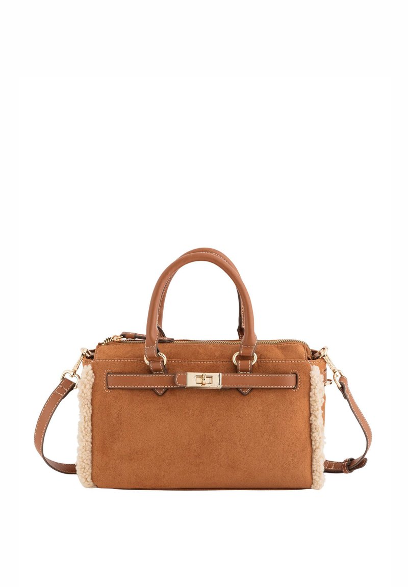 Sac à main en daim marron avec accents en peluche, poignées supérieures arrondies, bandoulière amovible et ferrures dorées. Fermeture éclair en haut.