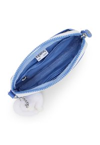 Portafoglio con zip in blu e bianco, caratterizzato da una consistenza liscia e un morbido charm a pom-pom bianco. L'interno è dotato di più slot per carte e scomparti.