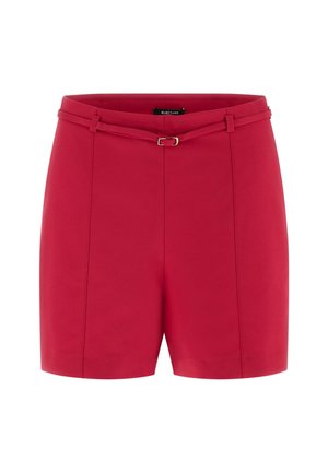 Shorts rouges sur mesure taille haute avec une ceinture assortie fine et une petite boucle dorée, présentant des détails de coutures verticales.