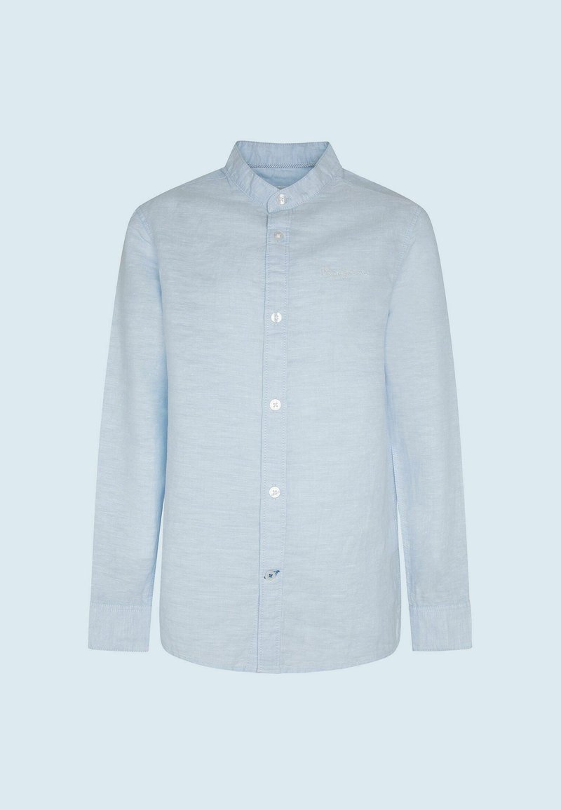 Chemise à manches longues bleu clair avec col mao et boutons blancs sur le devant, design uni, sans motifs ni logos visibles.