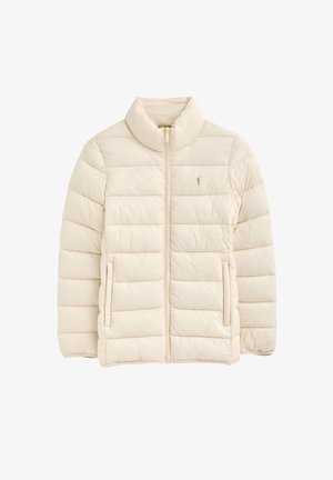 Giacca a piumino trapuntata color crema con collo a listino, cerniera frontale, tasche laterali e un piccolo logo di giocatore di golf sul petto sinistro.