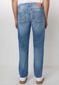 Blå denim jeans med en avslappet passform, med en mid-rise midje, fem lommer og en lærmerke på baksiden av midjebåndet.