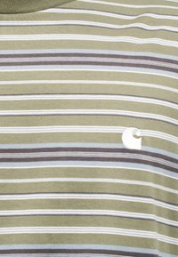 Ριγέ κοντομάνικο πουκάμισο σε ελιά πράσινο με λευκές, γαλάζιες και καφέ ρίγες. Διαθέτει κεντημένο λογότυπο σε λευκό. Απαλή υφή βαμβακιού.