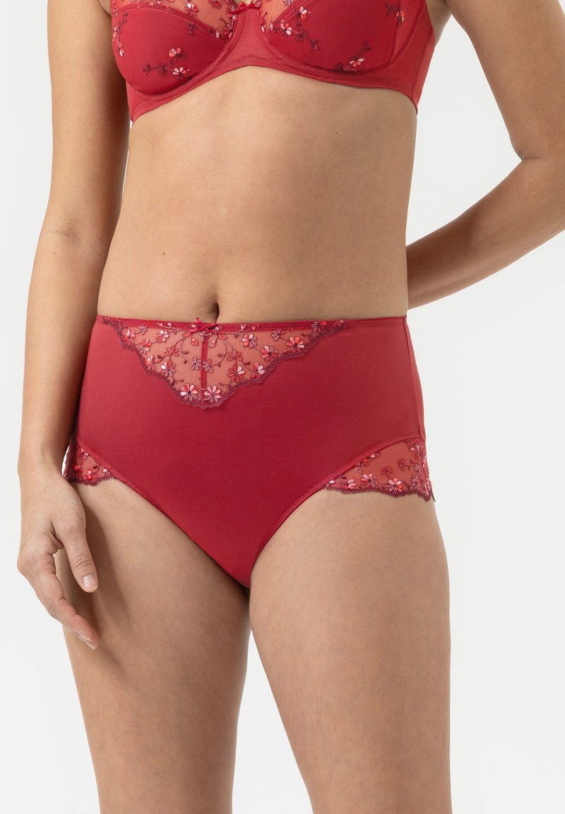 Rode high-waisted onderbroek met doorschijnende kantpanelen en bloemenborduursel aan de voorkant, met gegolfde randen en een klein strikje.