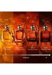 Cuatro botellas de fragancia "Stronger With You" de Emporio Armani con líquido ámbar, etiquetadas como Eau de Toilette, Eau de Parfum y Parfum, mostradas en orden de intensidad creciente.