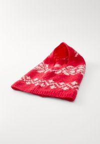 Strikket rød halsvarmer med hvitt snøfnuggmønster og strukturert overflate, med en avsmalnet design og åpen topp.
