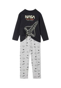 NASA-inspiriertes Schlafanzugset mit einem schwarzen Langarmshirt mit einem Shuttle-Design und grauen Hosen mit weltraumthematischen Drucken.