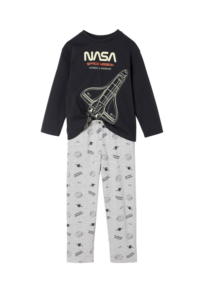 NASA-inspiriertes Schlafanzugset mit einem schwarzen Langarmshirt mit einem Shuttle-Design und grauen Hosen mit weltraumthematischen Drucken.