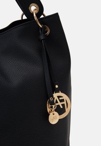 Borsa a tote nera in pelle con finitura testurizzata, con ciondolo logo in tono oro e finiture metalliche. Design con apertura superiore e una sola tracolla.