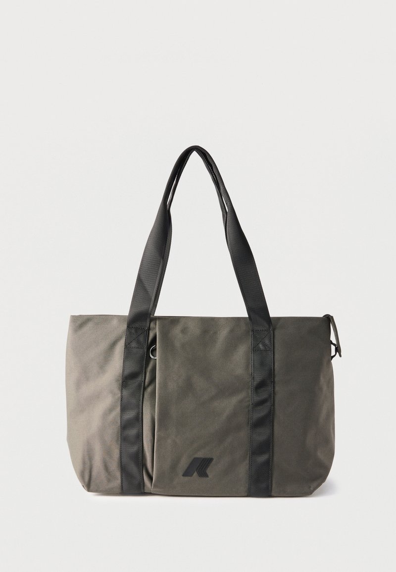 Olivgrüne Tragetasche mit schwarzen Griffen, Vordertasche und kleinem schwarzem Logo in der unteren Mitte, vor einem einfarbigen hellen Hintergrund.