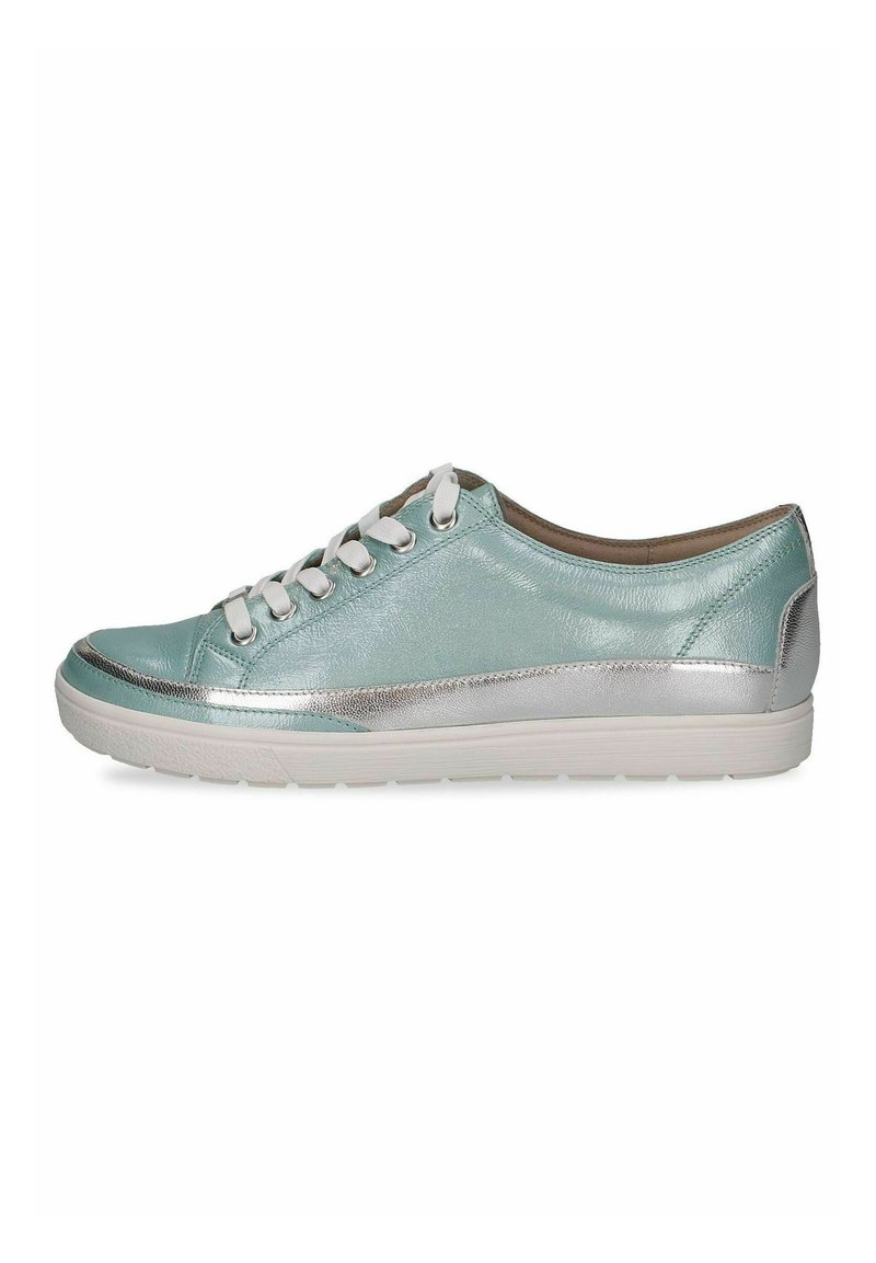 Fémes kék sneaker ezüst részletekkel, kerek orral, fehér fűzőkkel és texturált felsőrésszel. Kényelmet biztosító párnázott talp jellemzi.