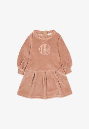 Sukienka z weluru w miękkim różowym kolorze, z długimi bufiastymi rękawami, okrągłym dekoltem, plisowaną spódnicą i haftowanym logo na piersi.