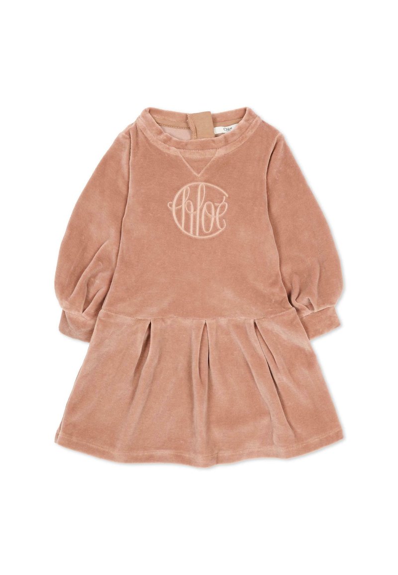 Zijden jurk in zachtroze, met lange pofmouwen, een ronde hals, geplooide rok en geborduurd logo op de borst.