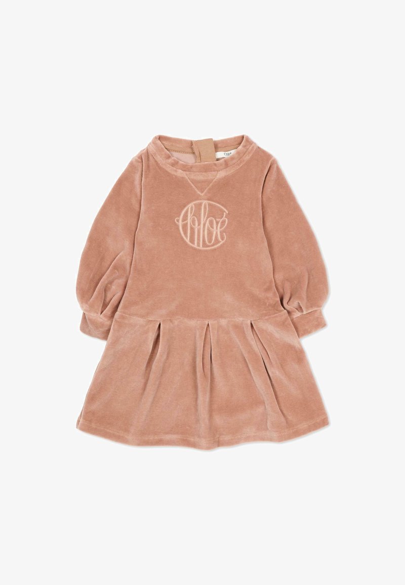 Abito in velluto rosa pallido, con maniche a sbuffo lunghe, colletto rotondo, gonna plissettata e logo ricamato sul petto.