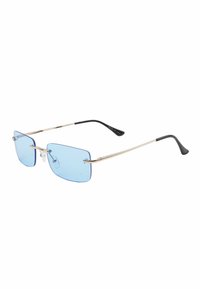 Occhiali da sole con lenti rettangolari e tonalità blu, montatura in metallo argentato e punte delle aste nere. Presentano cuscinetti nasali per comfort e vestibilità sicura.