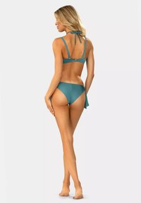 Zestaw bikini w kolorze zielononiebieskim z wiązanym halterem, regulowanym zapięciem z tyłu oraz klasycznymi majtkami z wiązaniami po bokach. Gładka tekstura.