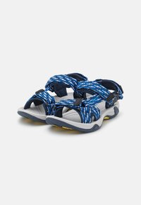 Sandálias desportivas com tiras estampadas em azul e branco, palmilha cinza e sola texturizada com acentos amarelos para melhor aderência.