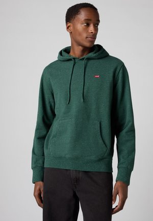 Groene hoodie gemaakt van een gestructureerde stof met een voorzak in kangoeroestijl. Voorzien van een trekkoordsluiting en een klein rood Levi's-logo op de borst.