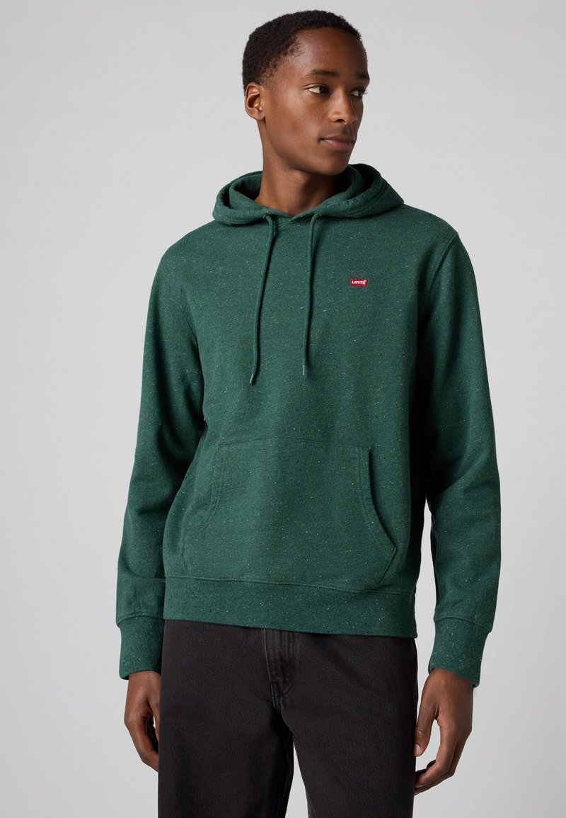 Groene hoodie gemaakt van een gestructureerde stof met een voorzak in kangoeroestijl. Voorzien van een trekkoordsluiting en een klein rood Levi's-logo op de borst.