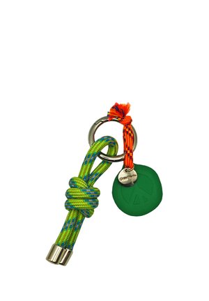 Porte-clés en métal tenant un cordon noué vert et bleu, une boucle tressée orange et bleue, et une étiquette verte avec un symbole de paix accompagnée d'un petit charme argenté.