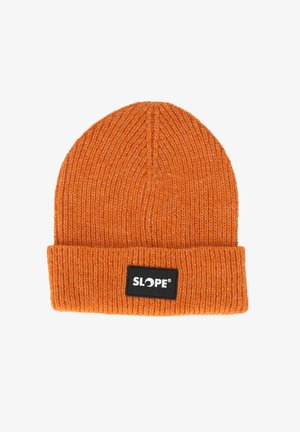 Oranje gebreide muts met een omgeslagen rand, voorzien van een zwart label met de tekst "SLOPE." Gestructureerde stof in een ribbelpatroon.