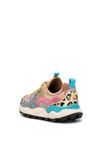 Flerfärgad sneaker med paneler i rosa, blå och beige mocka, prickig textur på hälen och svart gummisula. Har gula snörning och blå accenter.