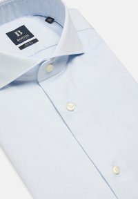 Hellblaues Button-up-Hemd aus glatter Baumwolle, mit spitzem Kragen, weißen Knöpfen und einem Markenschild am Halsausschnitt.