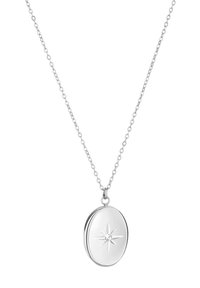 Zilveren medaillon ketting met een stervormig ontwerp en een centrale edelsteen, hangend aan een verfijnde ketting.