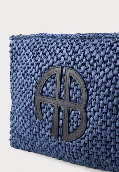 Μπλε υφαντή τσάντα clutch με υφή και μαύρο ραμμένο λογότυπο με στυλιζαρισμένα γράμματα στην μπροστινή πλευρά.
