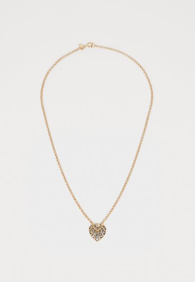 Colar dourado com uma corrente delicada e um pendente em forma de coração adornado com pedras transparentes dispostas em padrão de leque.