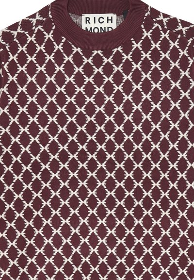 Maglione bordeaux con motivo geometrico a diamante e croce bianca, dotato di un colletto a girocollo a coste e di un'etichetta del marchio "RICHMOND" all'interno del colletto.