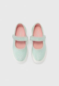 Mintgrønne Mary Jane-sko med en glitrende finish, elastisk stropp, rosa indre fôr og hvite gummisåler; rund tådesign.