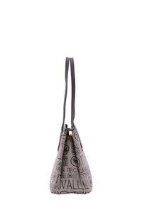 Emmerstijl tas van grijs stof met zwarte tekst en logo's, voorzien van zwarte leren handvatten en een gouden rits. Gelaagd oppervlak met accenten.