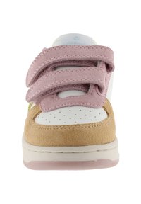 Sneaker bianca con cinturini in suede rosa a strappo, particolari in suede beige, punta perforata e suola in gomma rosa pallido.
