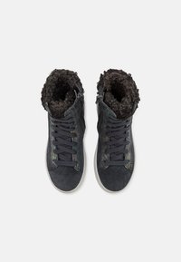 Zapatillas altas de ante azul oscuro con un cuello de piel sintética negra texturizada, diseño de cordones y una suela de goma suave. Presentan acabados decorativos.