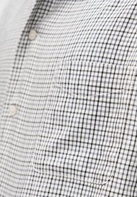 Πουκάμισο με κουμπιά από βαμβάκι, με λευκό και ναυτικό καρό σχέδιο, διαθέτει τσέπη στο στήθος και κλασικό γιακά. Λεπτομέρεια με υφή ύφανσης.
