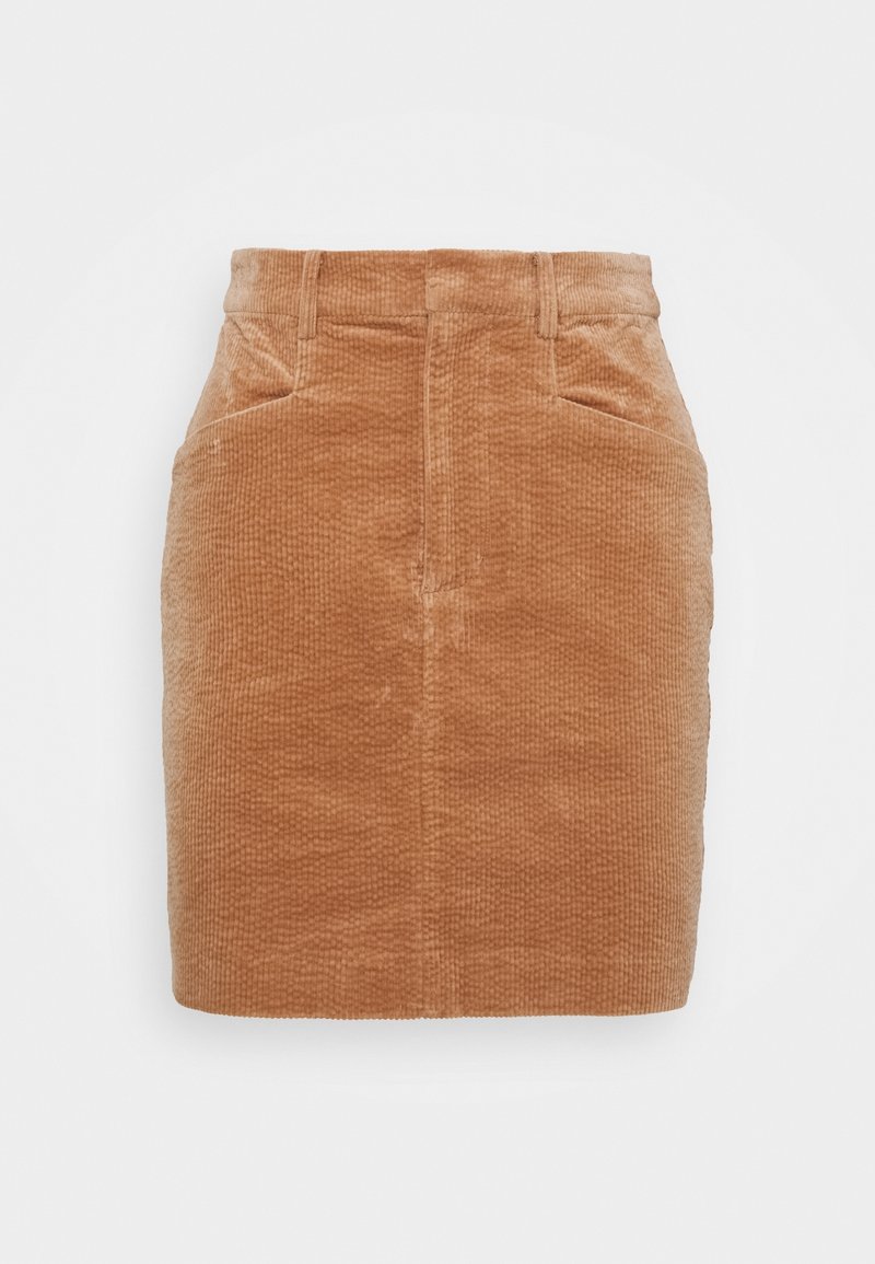 Jupe en velours côtelé marron camel à coupe droite avec poches avant et passants de ceinture sur fond blanc.