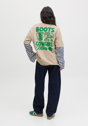 MILLOW LOOSE - Print T-shirt - feather gray print boots and bling its a cowgirl thing