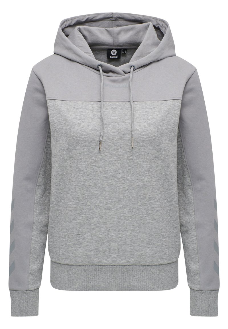 Ljust grå hoodietröja med en mörkare grå övre panel, snoddar, ribbade ärmslut och chevronmönsterdetaljer på ärmarna.