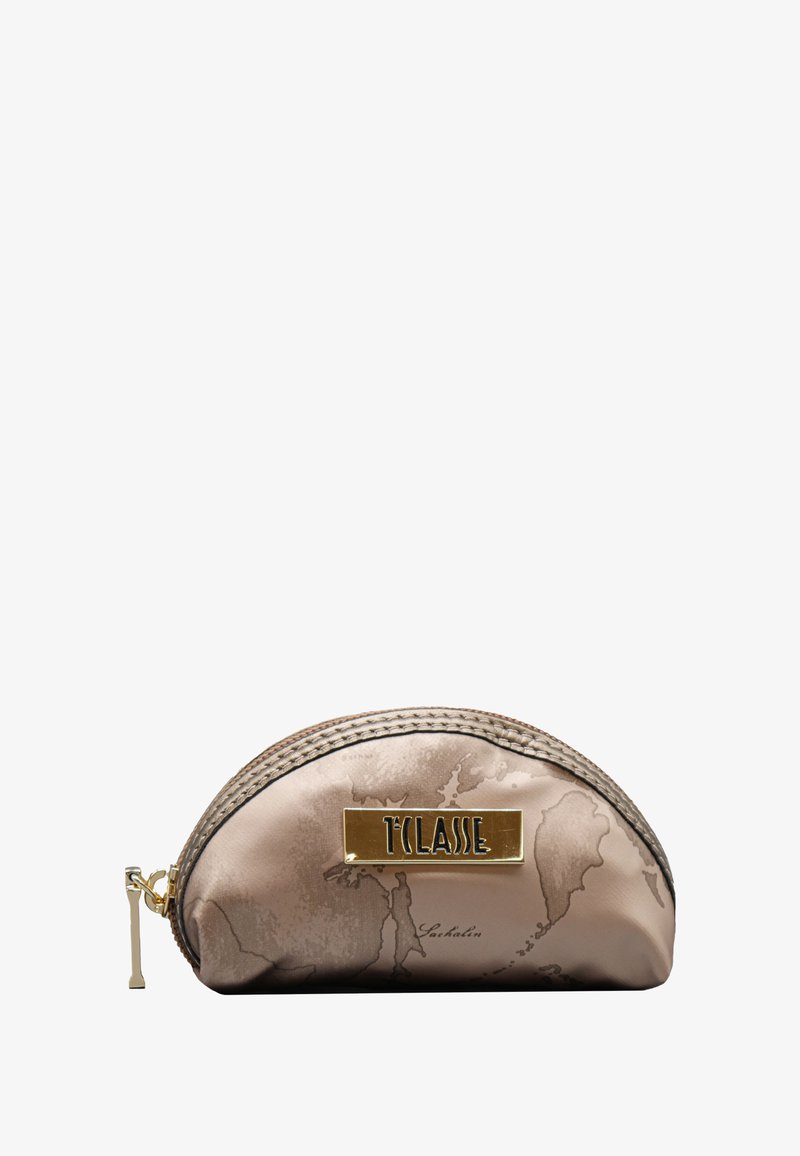 Piccola pochette curvata di colore beige con una cerniera dorata e una stampa di una mappa del mondo, con una placca dorata etichettata "1ª CLASSE" sul fronte.