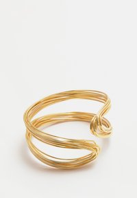 Bracciale in filo d'oro caratterizzato da più fili intrecciati, con una texture liscia e un dettaglio annodato, creando un design fluido ed elegante.