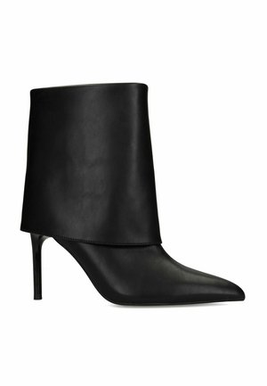 Zwarte leren enkellaars met hoge hak, een spitse neus en een brede gevouwen kraag rond de enkel.