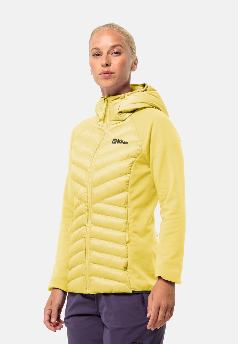 Gelbe isolierte Jacke mit taillierter Passform, Kapuze und strukturierten Einsätzen. Sie verfügt über eine glatte Außenseite und mit Reißverschlüssen versehenen Taschen zur Aufbewahrung.