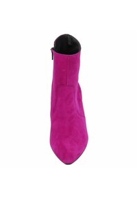 Botín de tobillo de ante fucsia con puntera afilada y cierre de cremallera, que presenta una textura suave y un diseño elegante y minimalista.